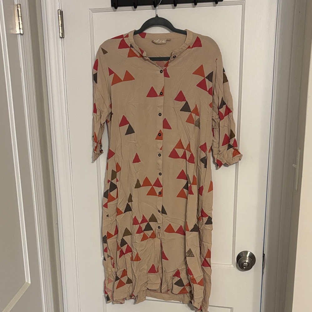 Quarter Sleeve Dress with Red and Beige Triangle Pattern